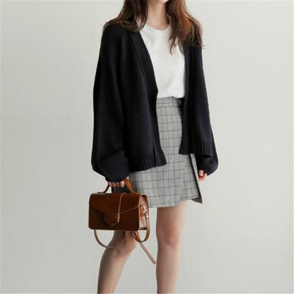 Simple short knit cardigan